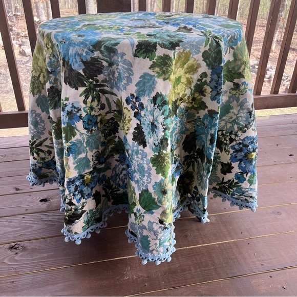 Handcrafted floral vintage circular tablecloth with 2 pillows - Picture 2 of 12